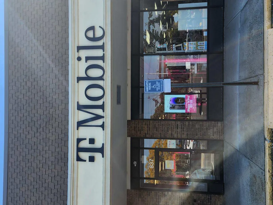 Foto del exterior de la tienda T-Mobile en Post Rd & S Benson Rd, Fairfield, CT