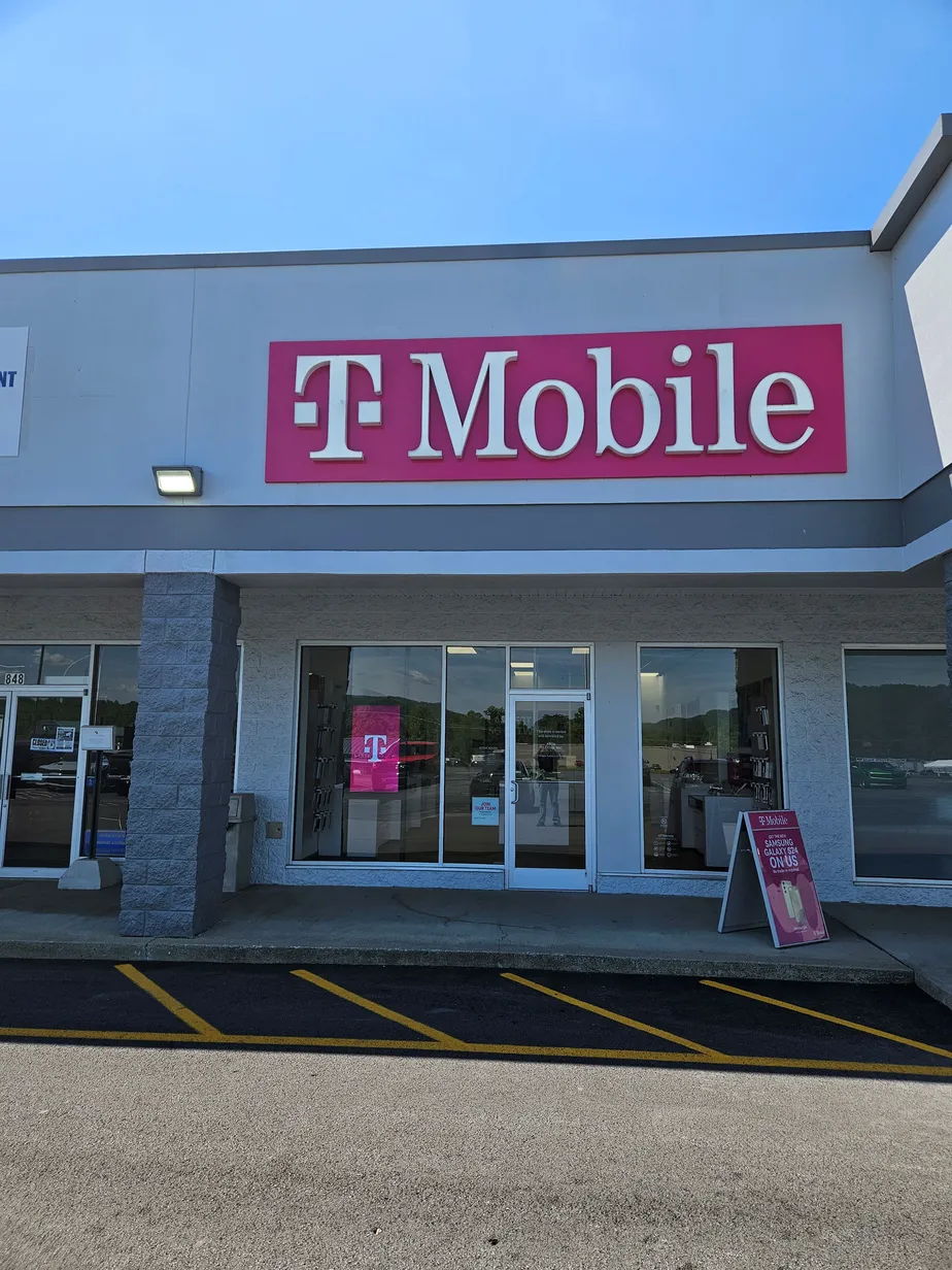 Exterior photo of T-Mobile Store at Northside Dr & N Industrial Dr, Summersville, WV 