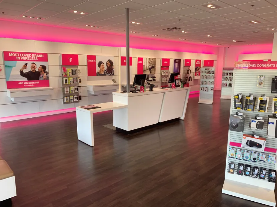  Interior photo of T-Mobile Store at Bee Ridge Rd & Cattleman Rd, Sarasota, FL 