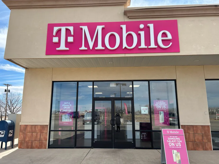 Foto del exterior de la tienda T-Mobile en US 70 & Kilgore, Portales, NM