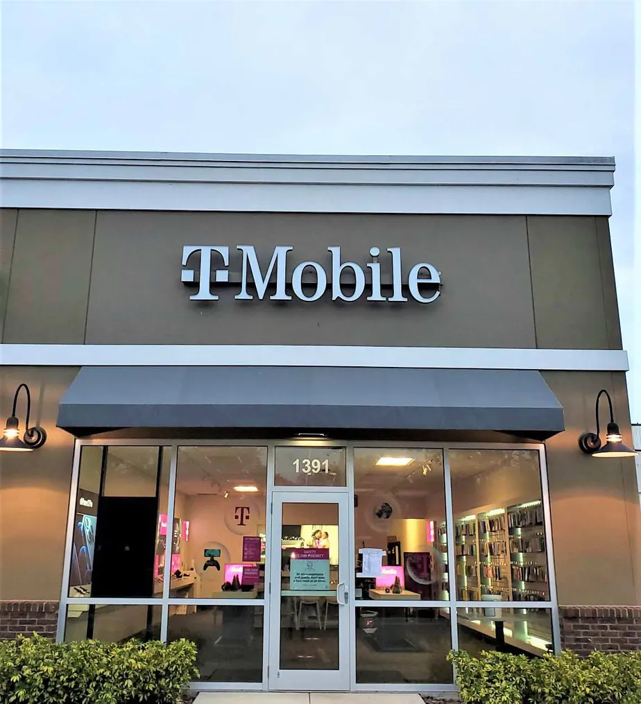 Exterior photo of T-Mobile store at 34th St N & 14th Ave N, St. Petersburg, FL