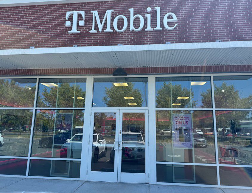 Exterior photo of T-Mobile Store at Windsor Court, Windsor, CT