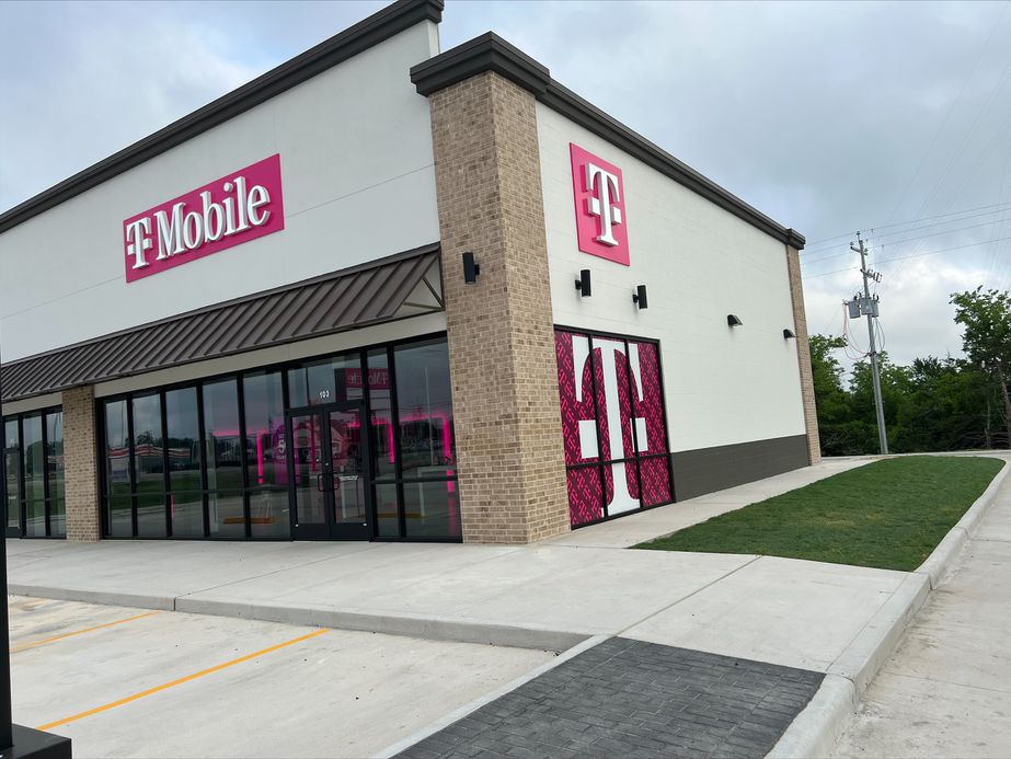 Exterior photo of T-Mobile Store at US 290 & E Hempstead St, Giddings, TX