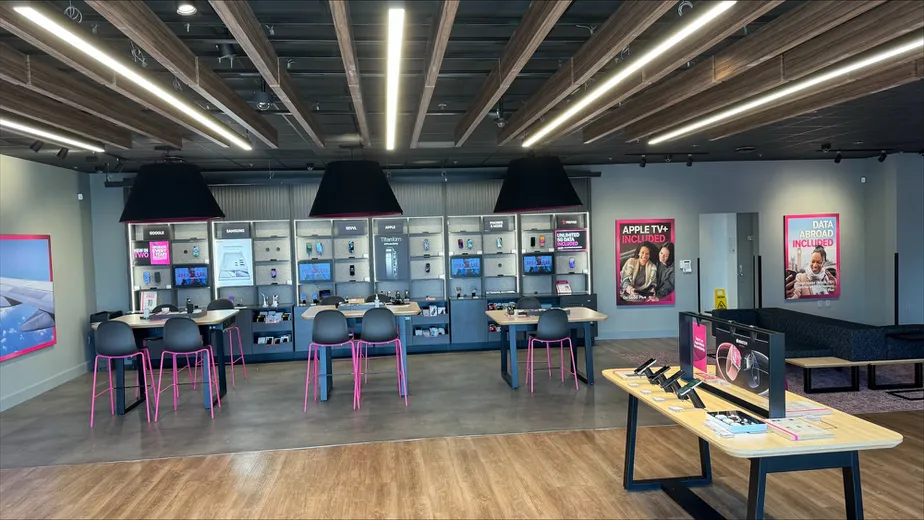 Foto del interior de la tienda T-Mobile en Newbury Park Village, Thousand Oaks, CA
