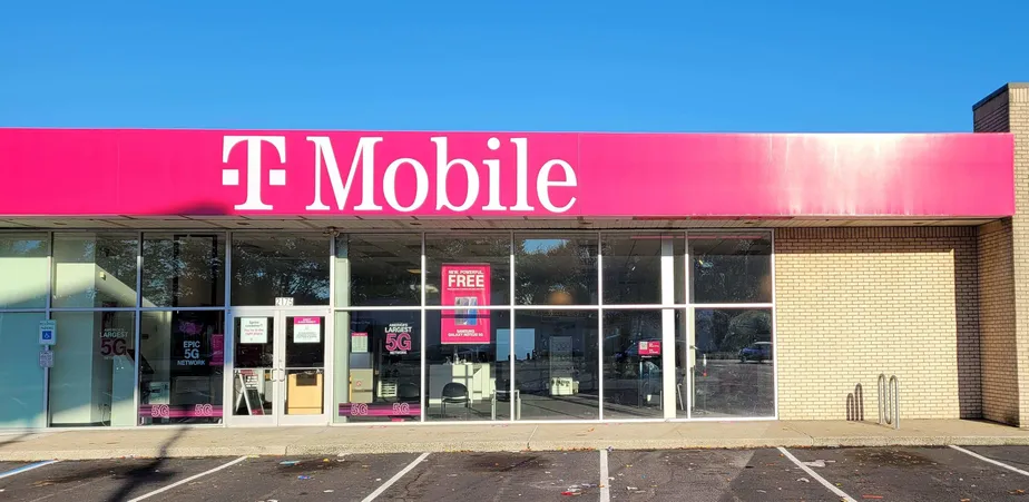 Exterior photo of T-Mobile store at Us Hwy 22 & W Chestnut, Union, NJ