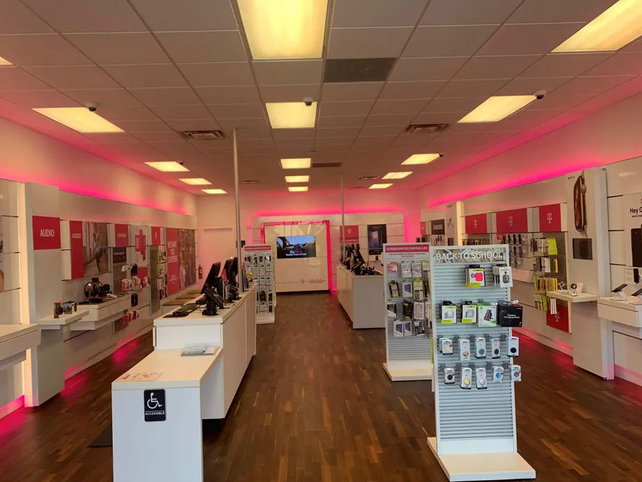Foto del interior de la tienda T-Mobile en Wagner Rd. & Center Commons Blvd., Monaca, PA