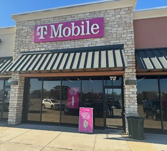  Exterior photo of T-Mobile Store at Airline Hwy, Baton Rouge, LA 