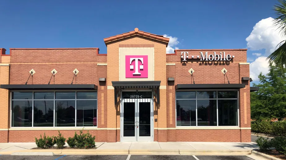 Exterior photo of T-Mobile store at Sh 181 & I-10, Daphne, AL