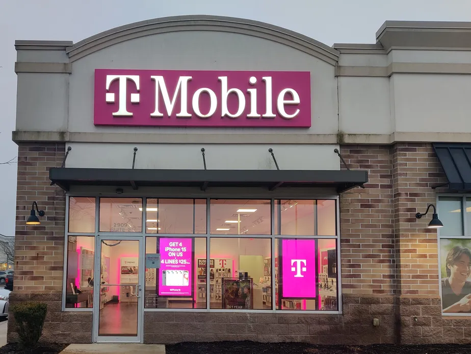  Exterior photo of T-Mobile Store at County Home Rd & Ferndale Rd, Goshen, IN 