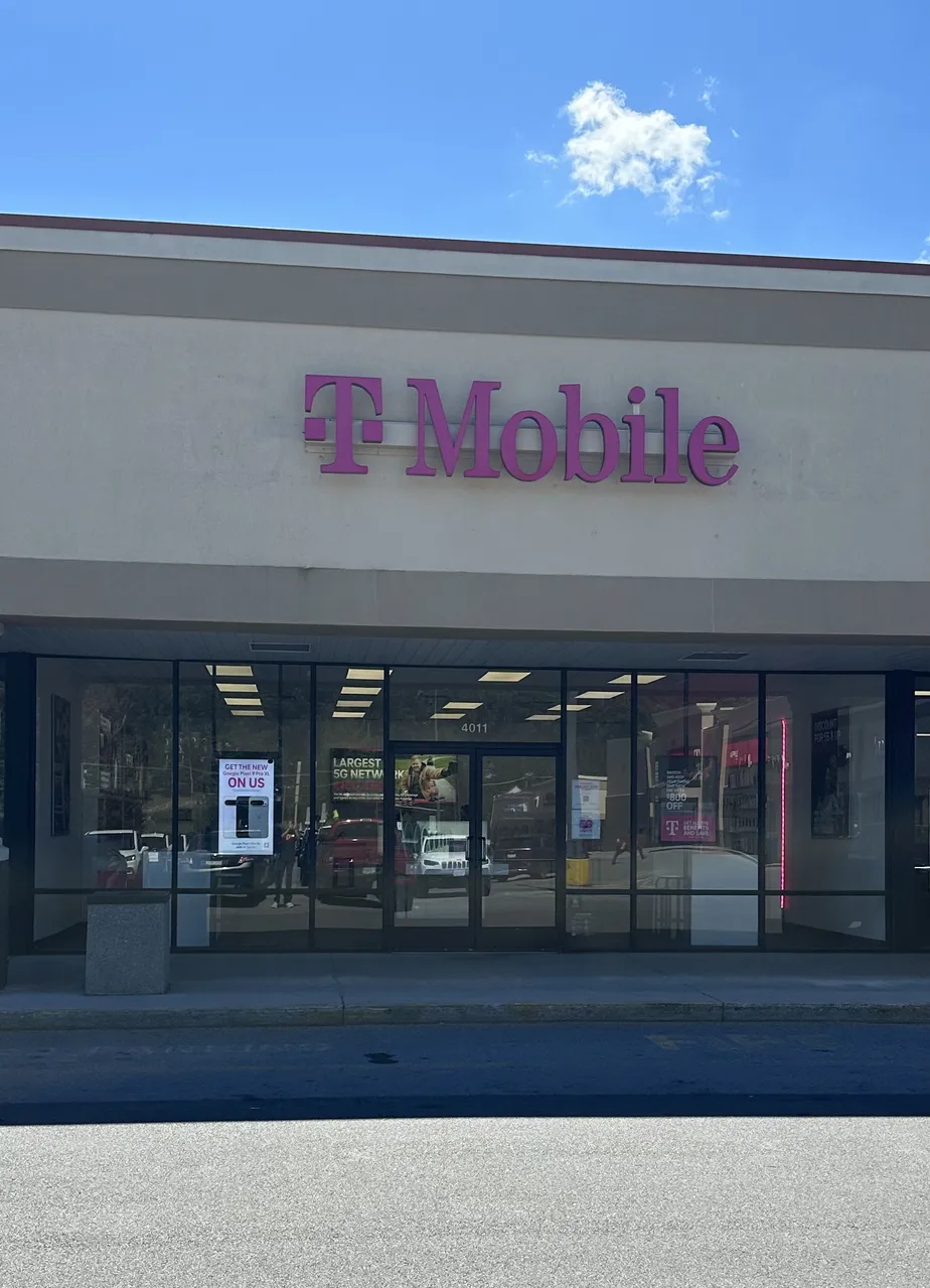  Exterior photo of T-Mobile Store at Ridgeview Plaza, Bluefield, VA 