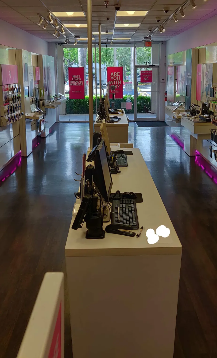 Foto del interior de la tienda T-Mobile en Sheridan & S Federal, Dania, FL