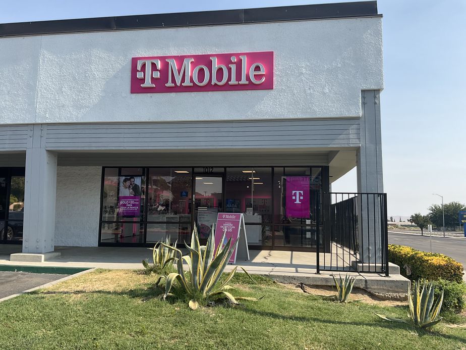 Exterior photo of T-Mobile Store at Taft Hills Plaza, Taft, CA