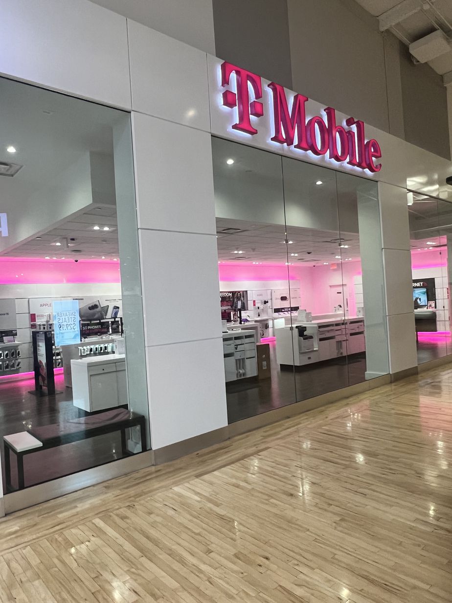 Exterior photo of T-Mobile Store at Potomac Mills, Woodbridge, VA