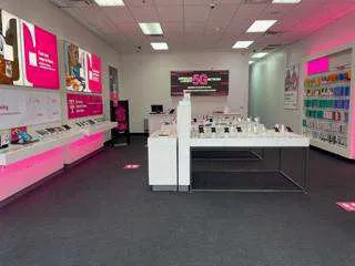 Foto del interior de la tienda T-Mobile en LA Cantera Pkwy & Vance Jackson, San Antonio, TX