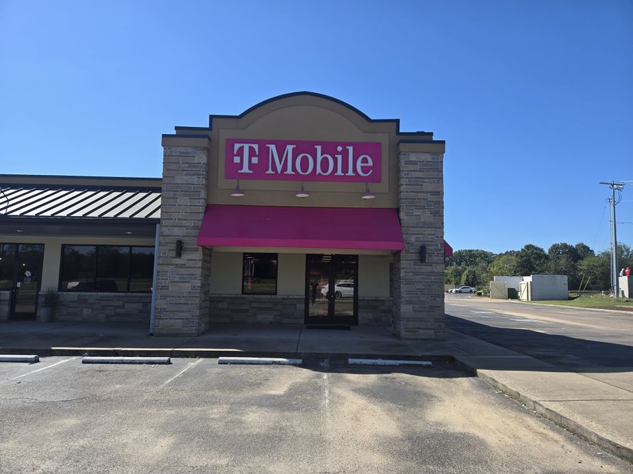 Exterior photo of T-Mobile Store at First & Graball, Milan, TN