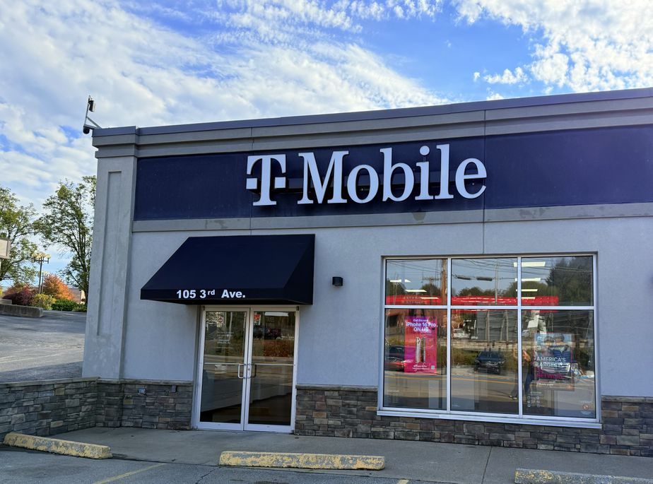 Exterior photo of T-Mobile Store at Beckley - 3rd Ave, Beckley, WV
