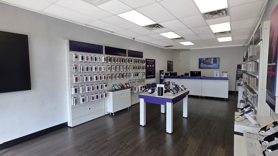Metro by T-Mobile 1861 Brown Blvd - 1861 Brown Blvd 