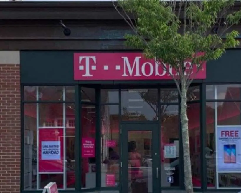 Foto del exterior de la tienda T-Mobile en Nathan Ellis Hwy & Market St, Mashpee, MA