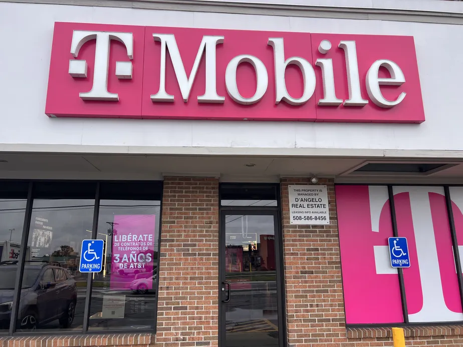 Foto del exterior de la tienda T-Mobile en William S Canning Blvd, Fall River, MA