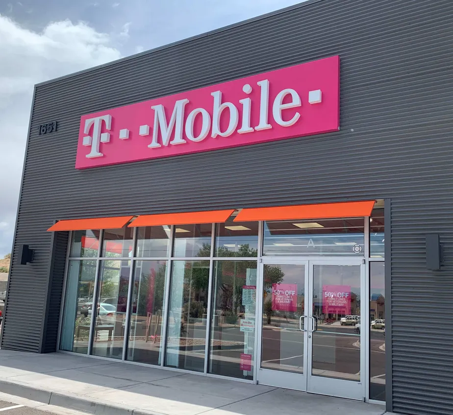 Exterior photo of T-Mobile store at Main St & Grant Blvd, Los Lunas, NM 