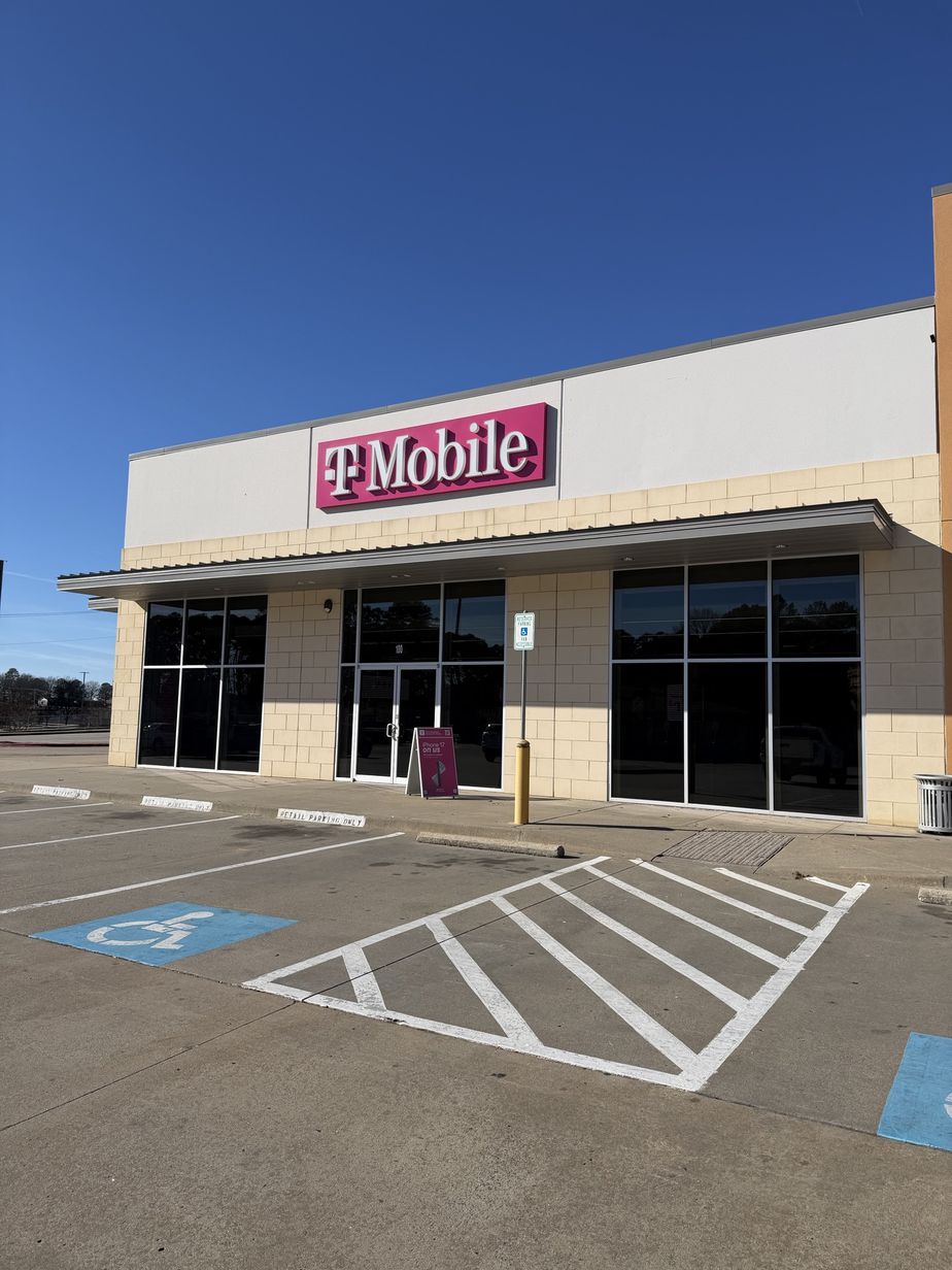  Exterior photo of T-Mobile Store at Park Avenue, Little Rock, AR 