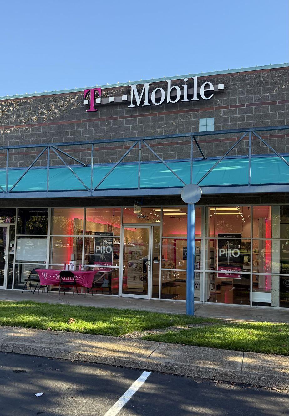 Exterior photo of T-Mobile Store at Kings & Walnut, Corvallis, OR