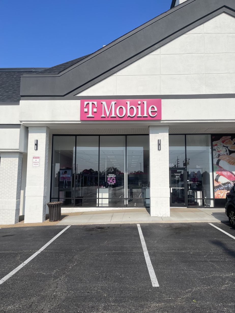 Exterior photo of T-Mobile Store at Laclede & Watson, St Louis, MO