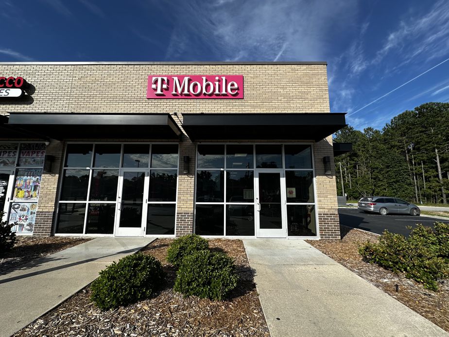  Exterior photo of T-Mobile Store at Bells Hwy & Mt Carmel Rd, Walterboro, SC 