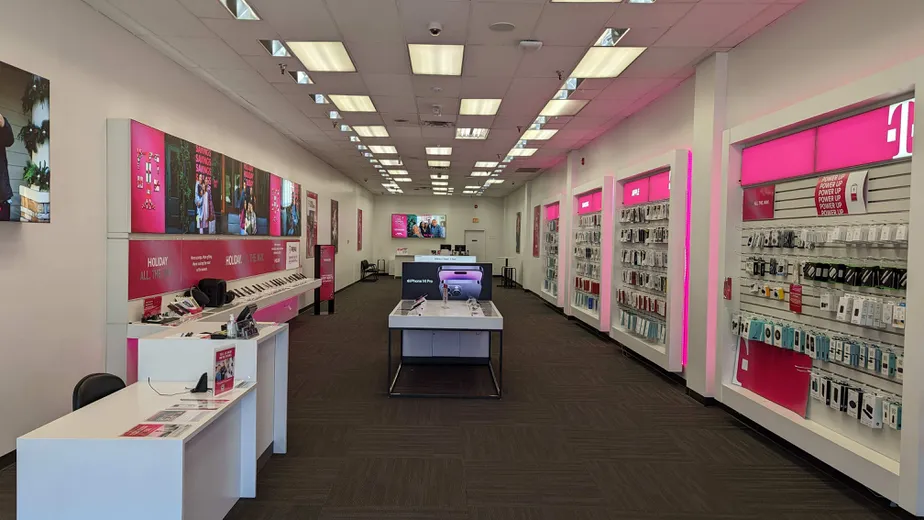 Foto del interior de la tienda T-Mobile en Freeport Rd & E Allegheny Dr, Pittsburgh, PA