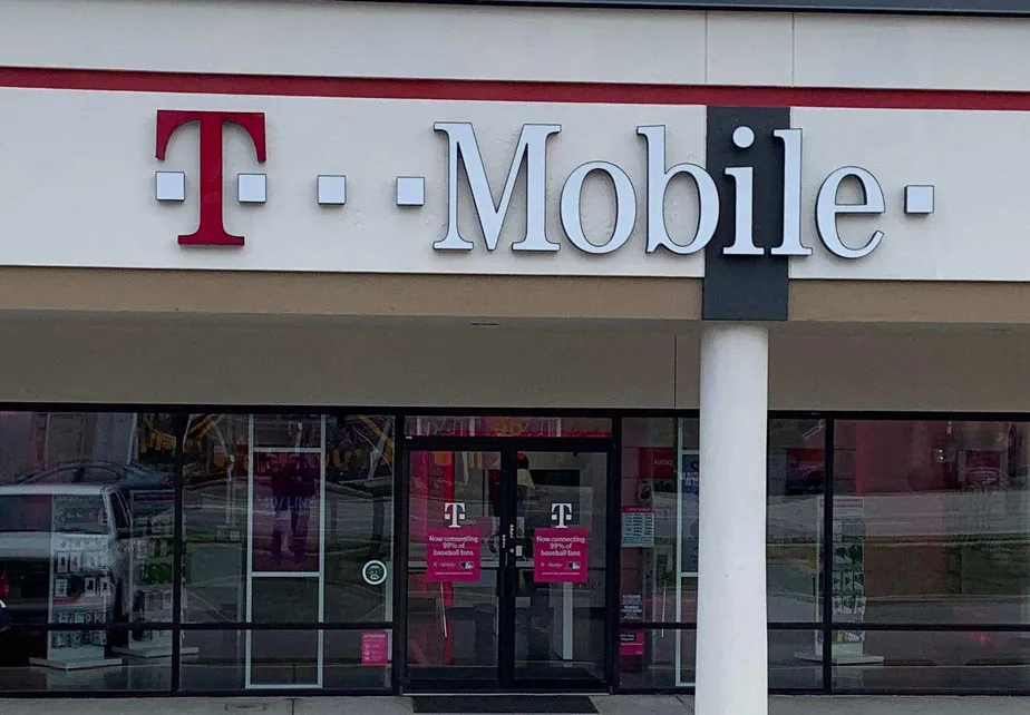 Exterior photo of T-Mobile store at Anderson, Cincinnati, OH