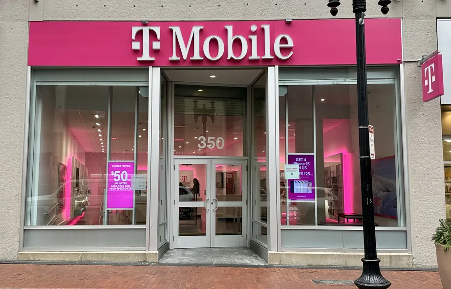 Foto del exterior de la tienda T-Mobile en Washington & Franklin, Boston, MA