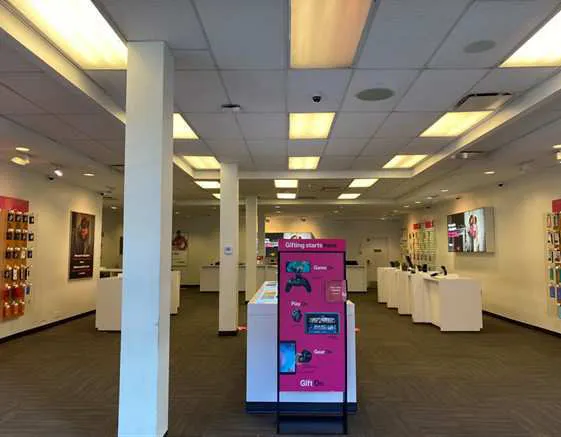 Foto del interior de la tienda T-Mobile en W 125th St & Adam Clayton Powell Jr Blvd, New York, NY
