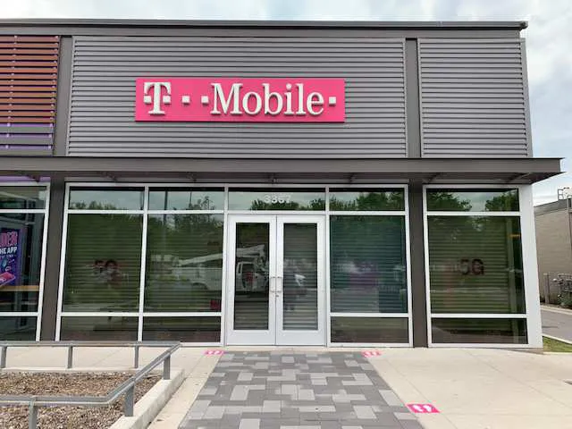 Exterior photo of T-Mobile Store at S King Drive & 35th, Chicago, IL