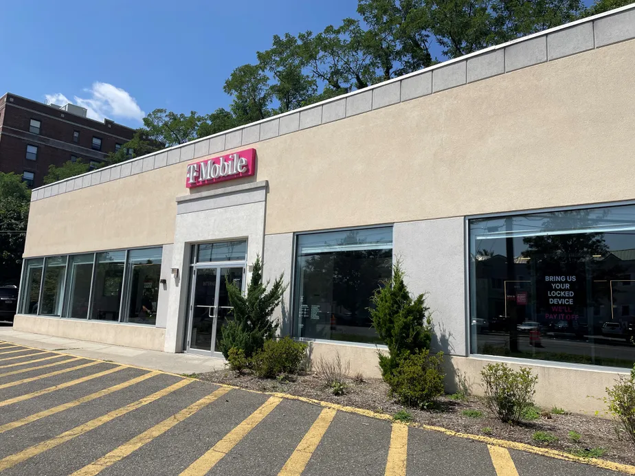Exterior photo of T-Mobile Store at Boston Post Rd & Hommocks Rd, Larchmont, NY