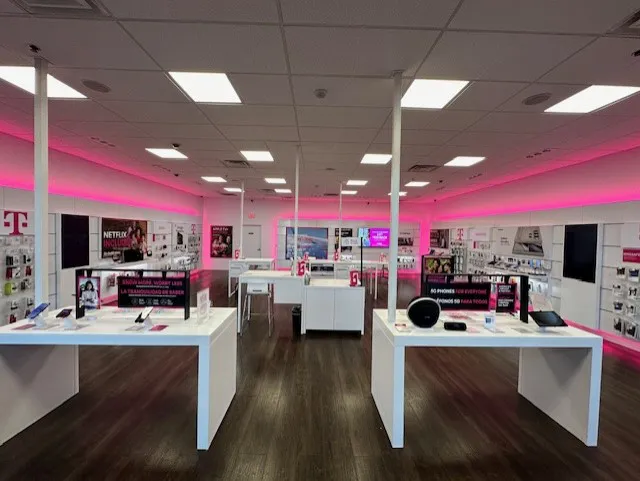 Foto del interior de la tienda T-Mobile en Prescott Plaza, Kansas City, KS