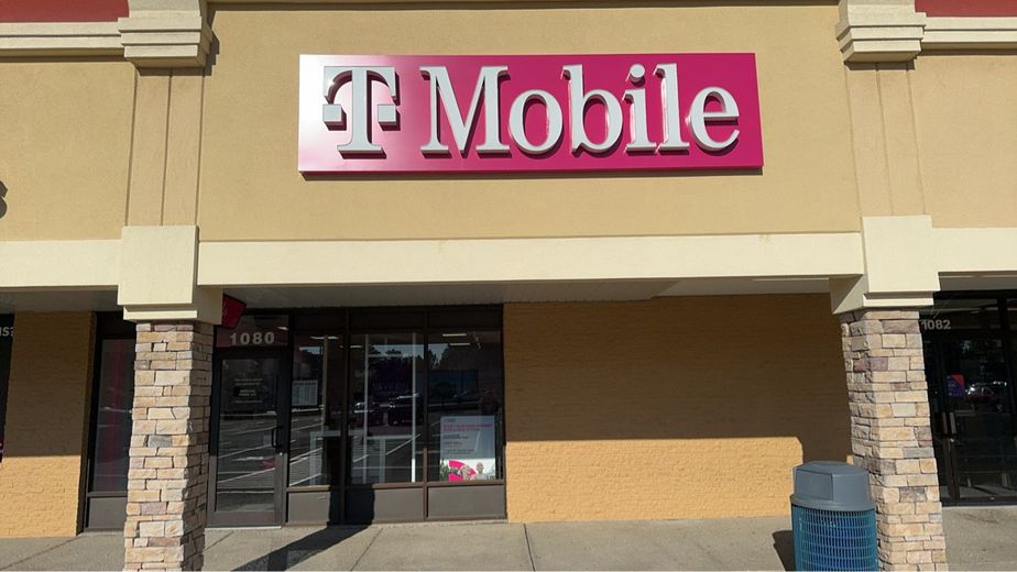 Exterior photo of T-Mobile Store at Southgate Plaza, West Seneca, NY