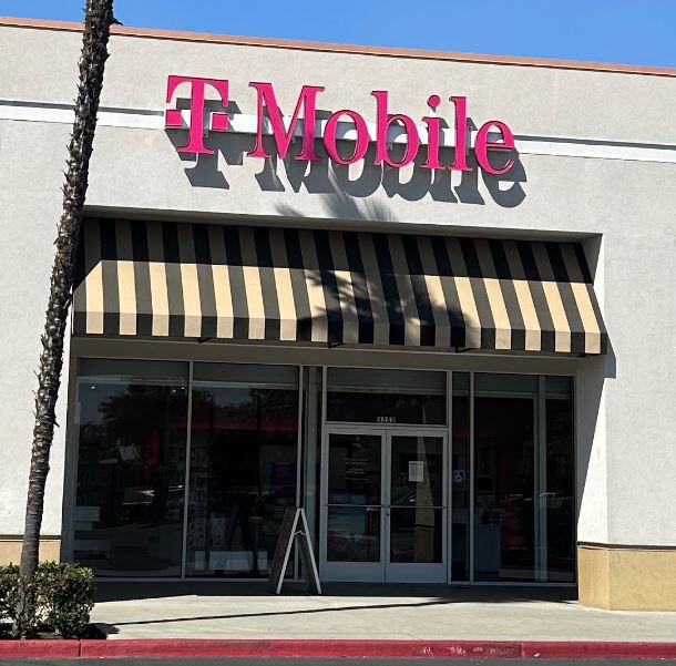 Exterior photo of T-Mobile Store at Floral & Hwy 99, Selma, CA