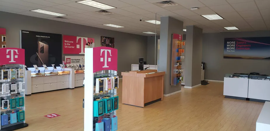 Foto del interior de la tienda T-Mobile en Jefferson Ave & Bland Blvd, Newport News, VA