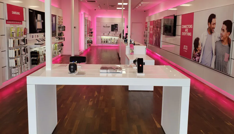 Foto del interior de la tienda T-Mobile en Shea Blvd & AZ-101, Scottsdale, AZ