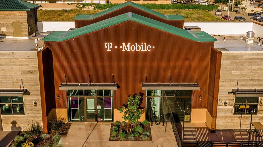 Foto del exterior de la tienda T-Mobile en N Broadway & W Grant St, Santa Maria, CA