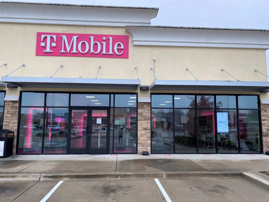 Exterior photo of T-Mobile store at Lamar Ave & Loop 286, Paris, TX