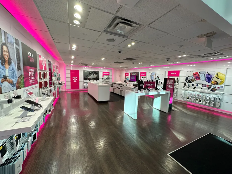 Foto del interior de la tienda T-Mobile en The Bloc, Los Angeles, CA