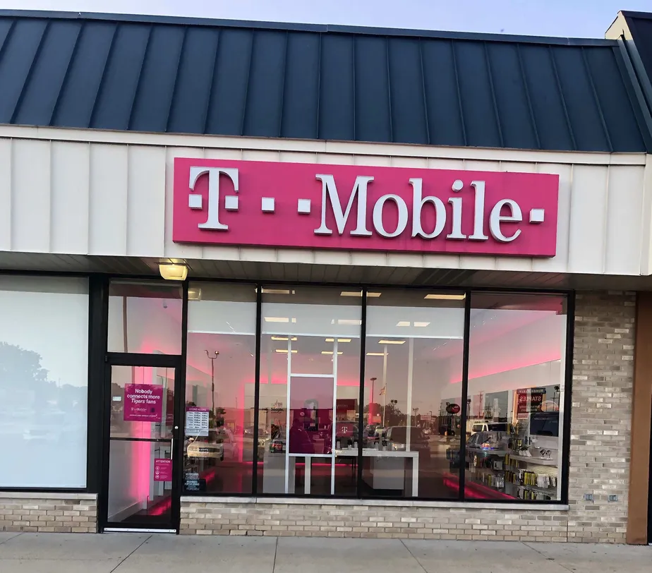 Foto del exterior de la tienda T-Mobile en 24th Ave & Highland, Fort Gratiot, MI