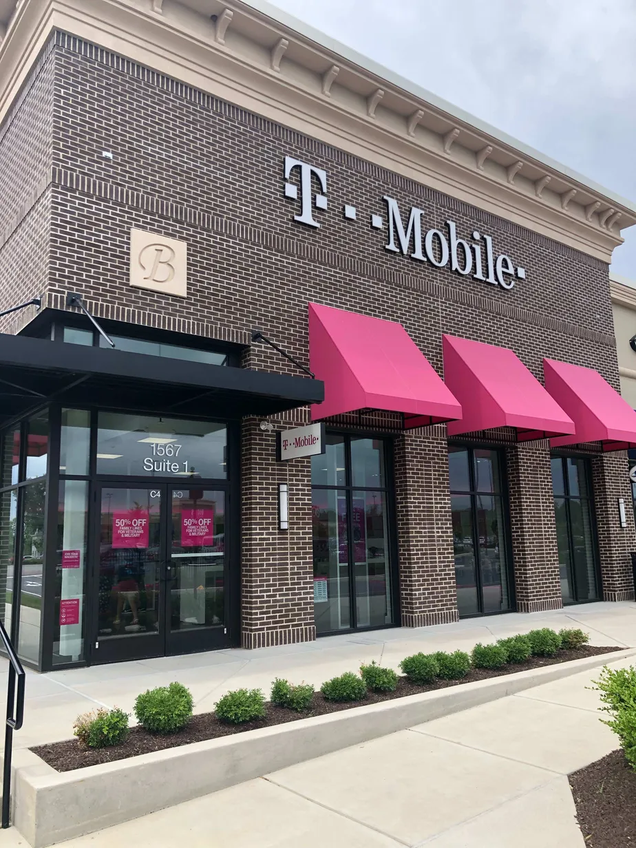 Exterior photo of T-Mobile store at Fruitville Pike & Belwyck Blvd, Lancaster, PA