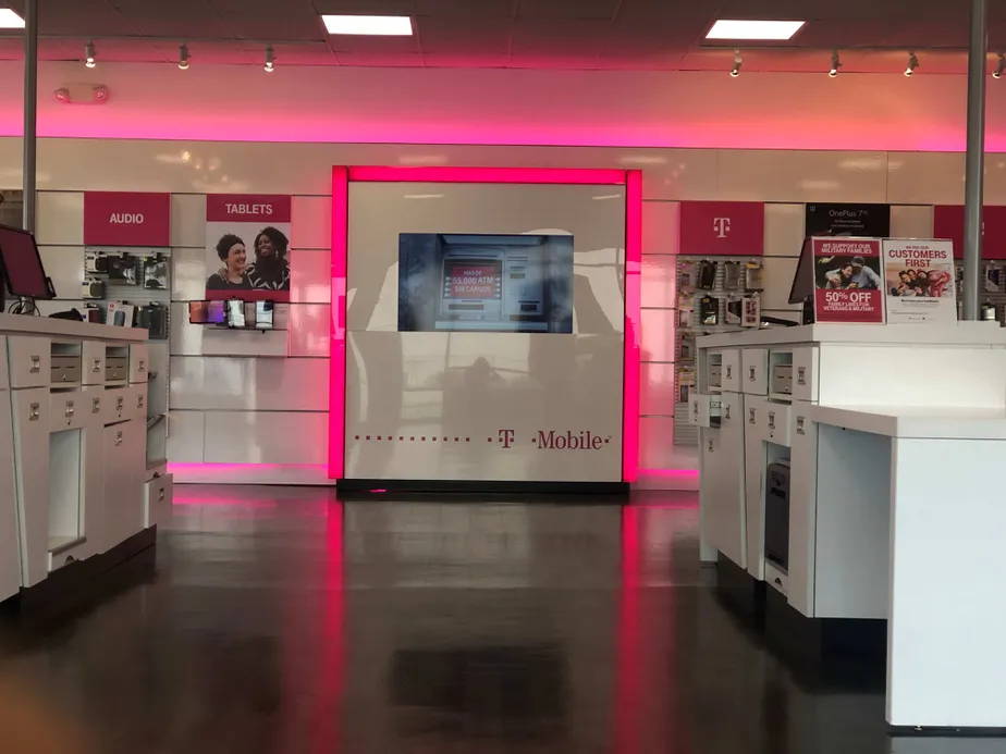 Foto del interior de la tienda T-Mobile en Broadway & H 2, Chula Vista, CA