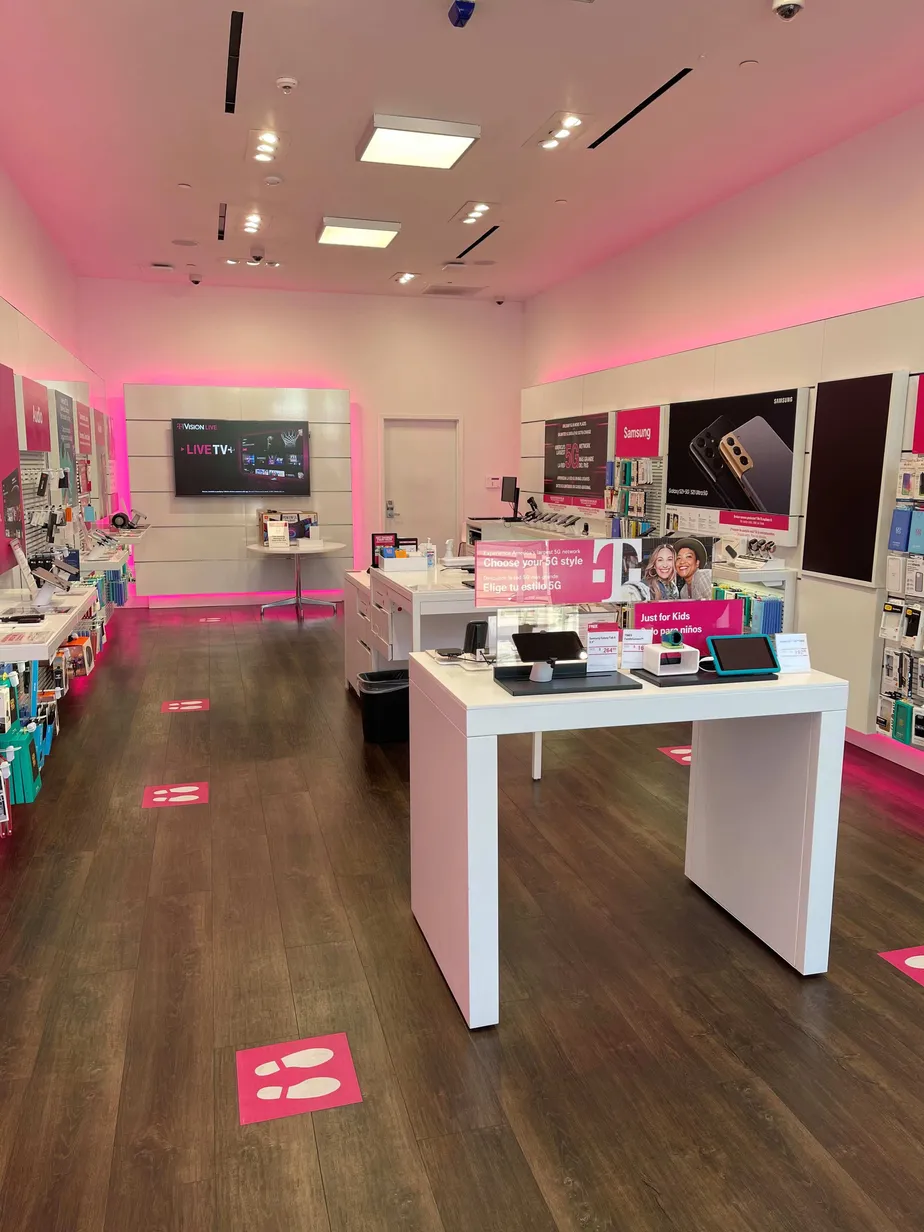 Foto del interior de la tienda T-Mobile en Fashion Valley 2, San Diego, CA