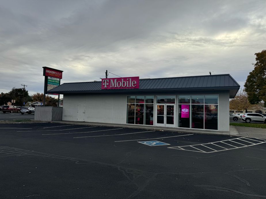 Exterior photo of T-Mobile Store at 20th & Court, Pendleton, OR