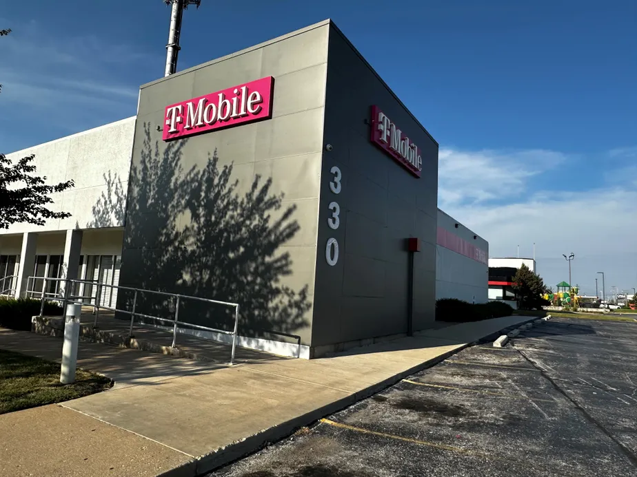 Foto del exterior de la tienda T-Mobile en E Battlefield St & S Jefferson Ave, Springfield, MO