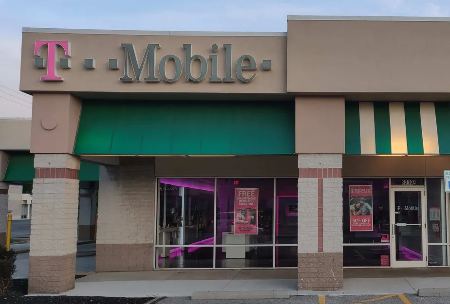 Foto del exterior de la tienda T-Mobile en Mentor Ave & Heisley Rd, Mentor, OH