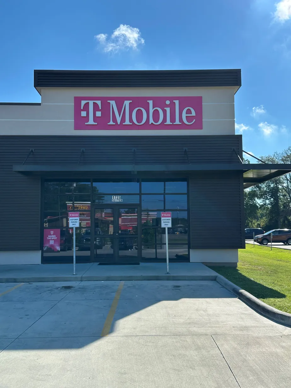  Exterior photo of T-Mobile Store at Railroad & Minnesota Park, Hammond, LA 
